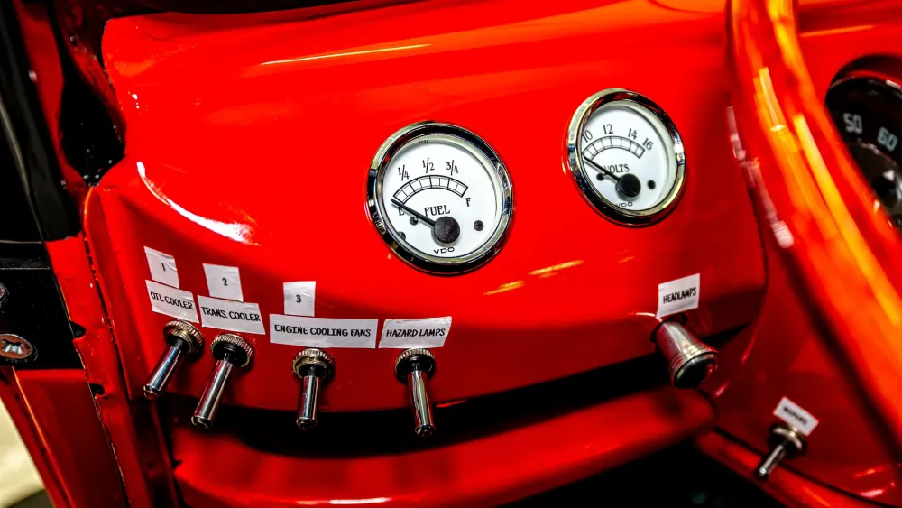 Старый микроавтобус Volkswagen с 8,3-литровым двигателем V8 и креслами от Porsche выставили на продажу