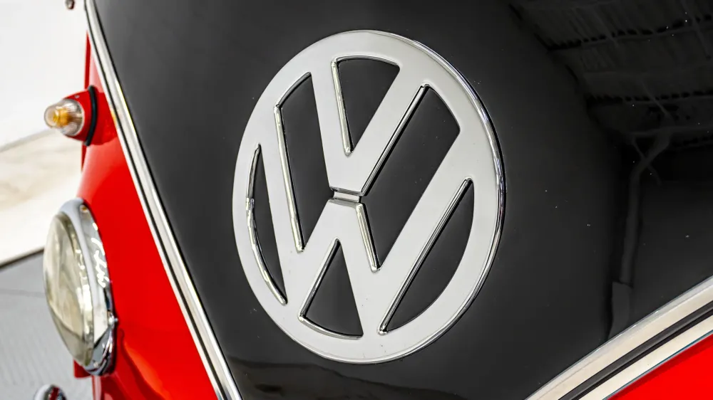 Старый микроавтобус Volkswagen с 8,3-литровым двигателем V8 и креслами от Porsche выставили на продажу