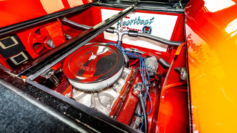 Старый микроавтобус Volkswagen с 8,3-литровым двигателем V8 и креслами от Porsche выставили на продажу