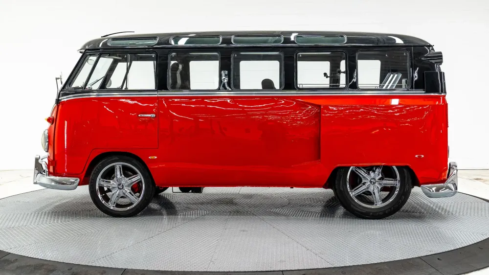 Старый микроавтобус Volkswagen с 8,3-литровым двигателем V8 и креслами от Porsche выставили на продажу