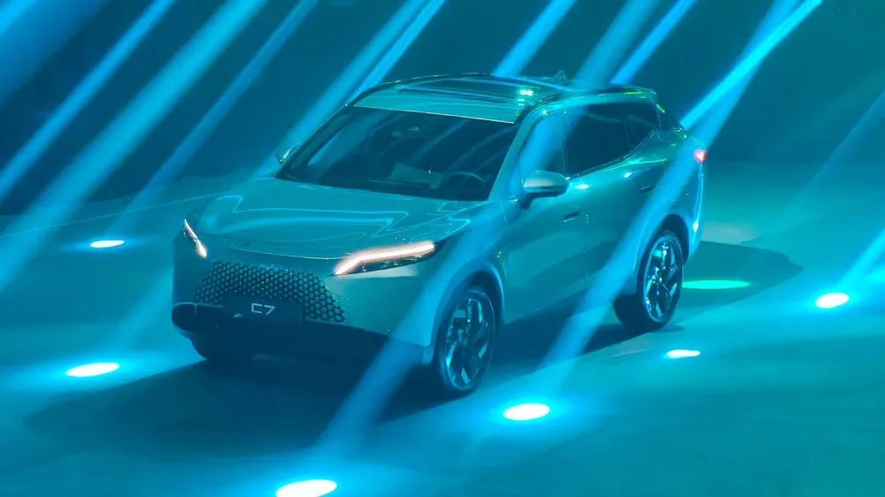 В России стартовали официальные продажи флагманского кроссовера Omoda C7. Названы комплектации и цены