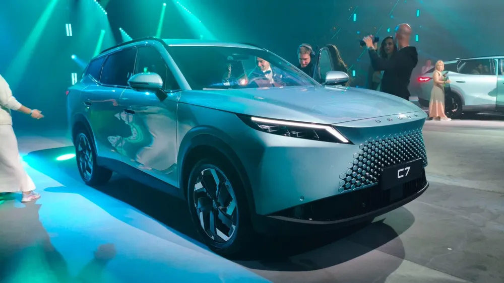В России стартовали официальные продажи флагманского кроссовера Omoda C7. Названы комплектации и цены