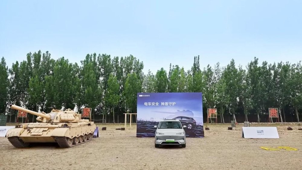Аккумулятор электромобиля Geely E5 попытались раздавить танком