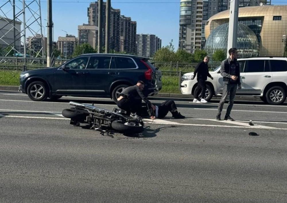 Разворачивался через сплошную и дважды переехал мотоциклиста
