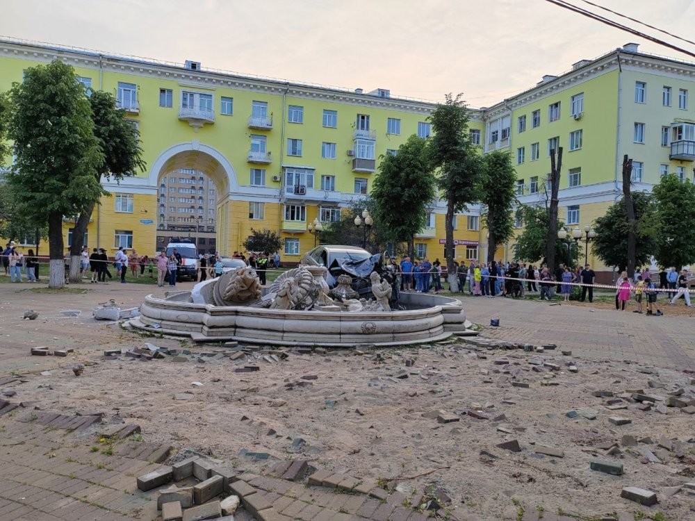 Рыбкой нырнул в фонтан