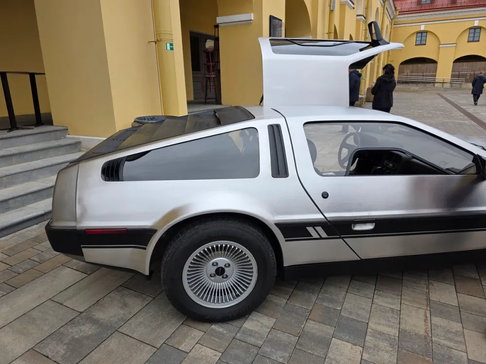 В Санкт-Петербурге на продажу выставили культовый автомобиль DeLorean DMC-12