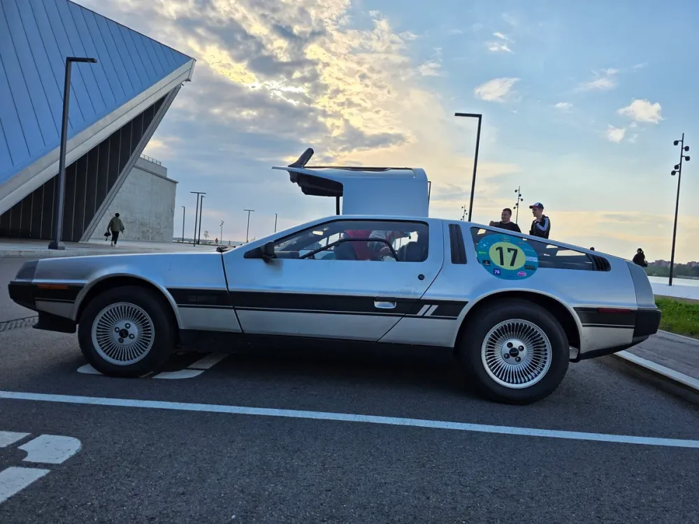В Санкт-Петербурге на продажу выставили культовый автомобиль DeLorean DMC-12