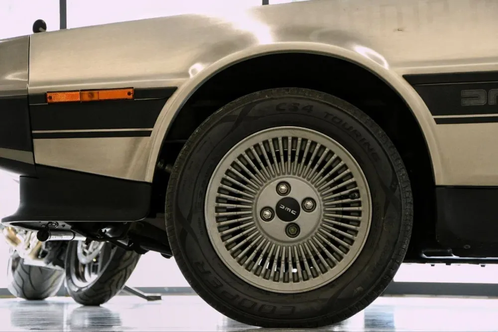 В Санкт-Петербурге на продажу выставили культовый автомобиль DeLorean DMC-12