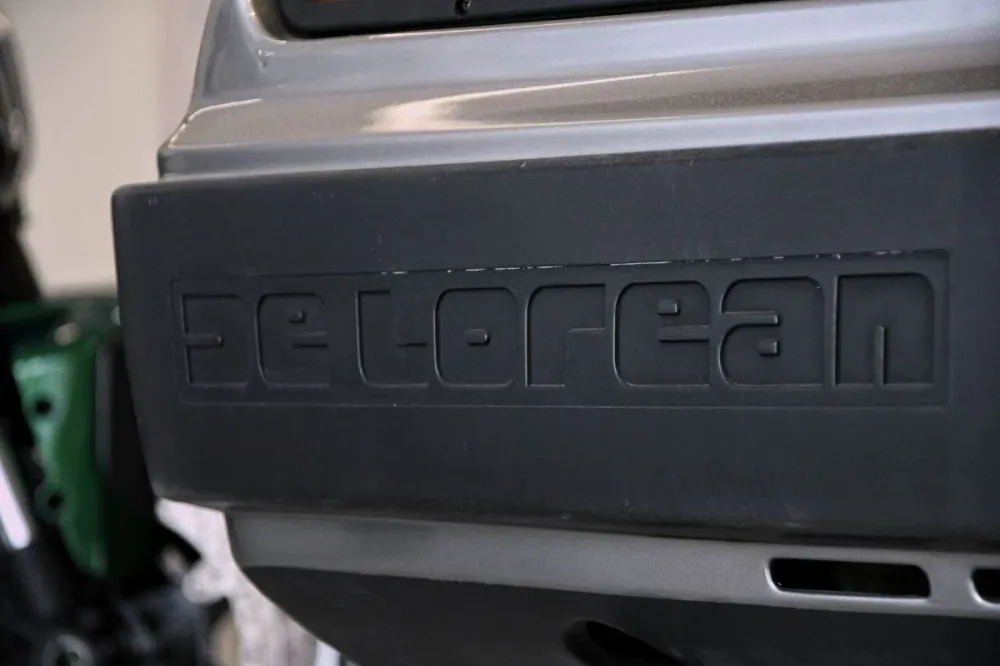 В Санкт-Петербурге на продажу выставили культовый автомобиль DeLorean DMC-12