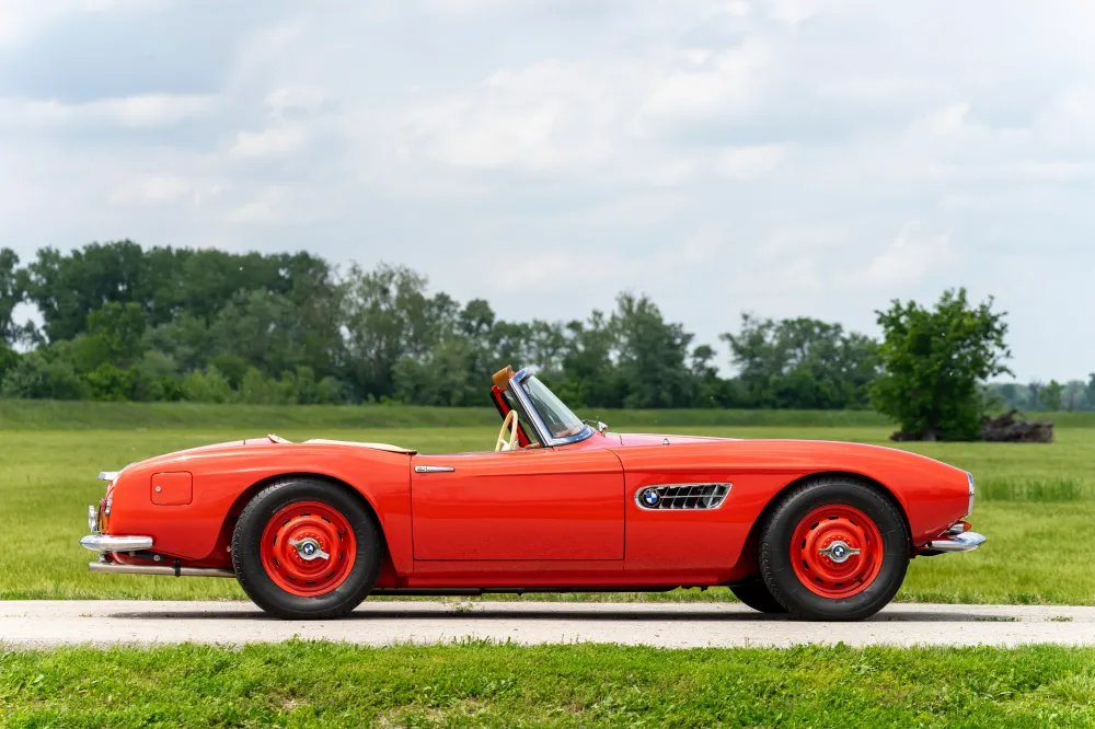 Очень редкий 67-летний BMW 507 оценили более чем в 1,5 миллиона долларов