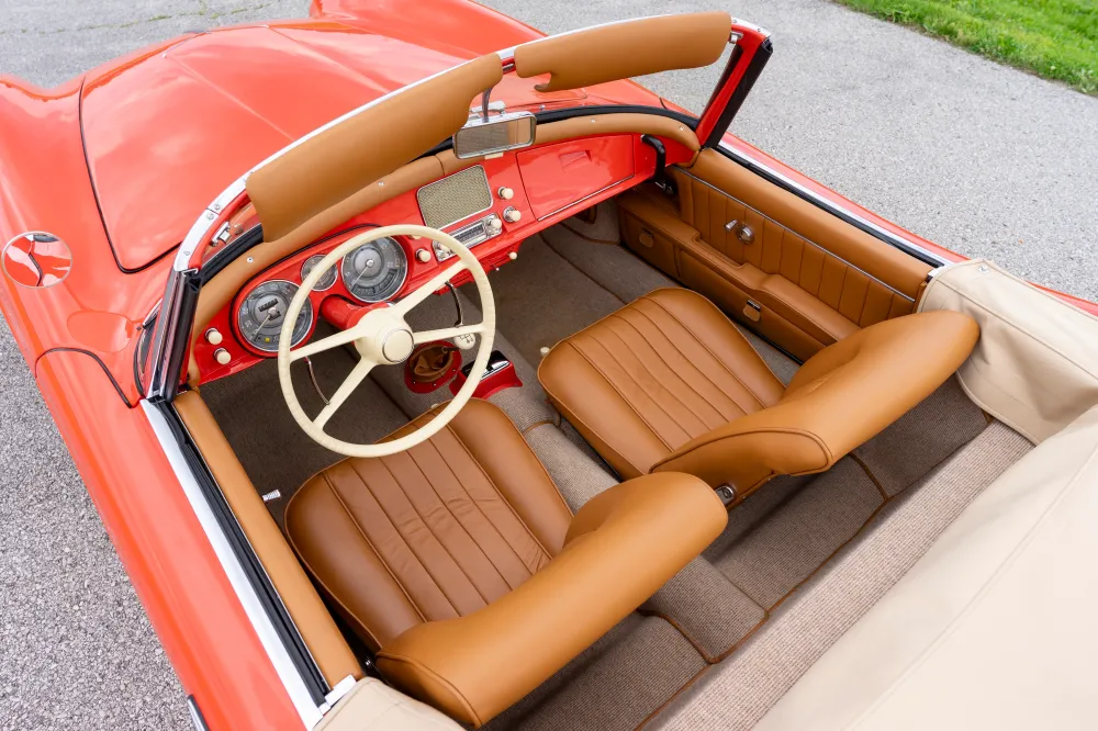 Очень редкий 67-летний BMW 507 оценили более чем в 1,5 миллиона долларов