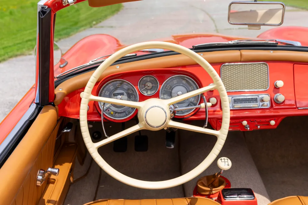 Очень редкий 67-летний BMW 507 оценили более чем в 1,5 миллиона долларов