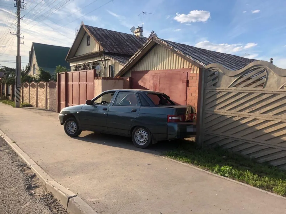 Пьяный водитель сбил подростков на тротуаре в Энгельсе