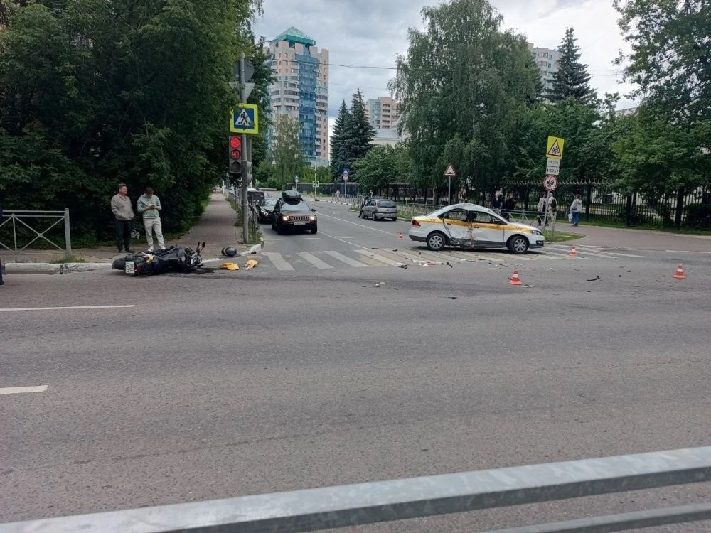 Автомобиль такси проехал на красный и поймал мотоциклиста