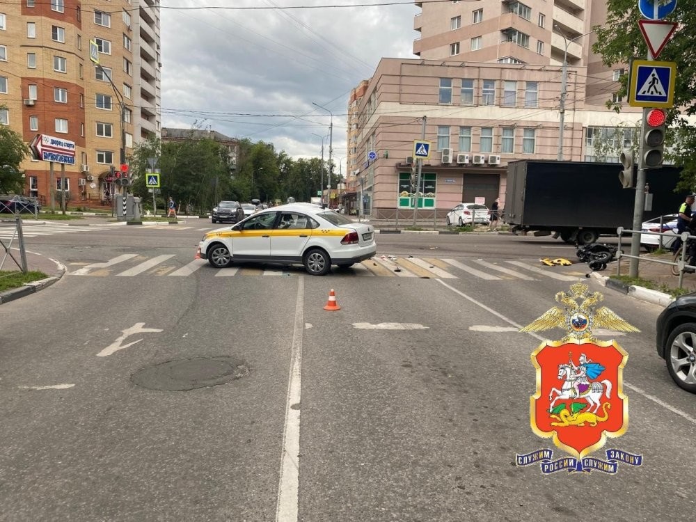 Автомобиль такси проехал на красный и поймал мотоциклиста