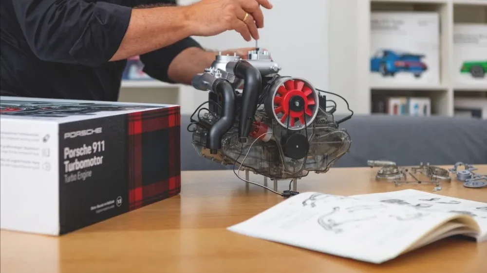 Двигатель Porsche 911 Turbo превратился в домашний конструктор