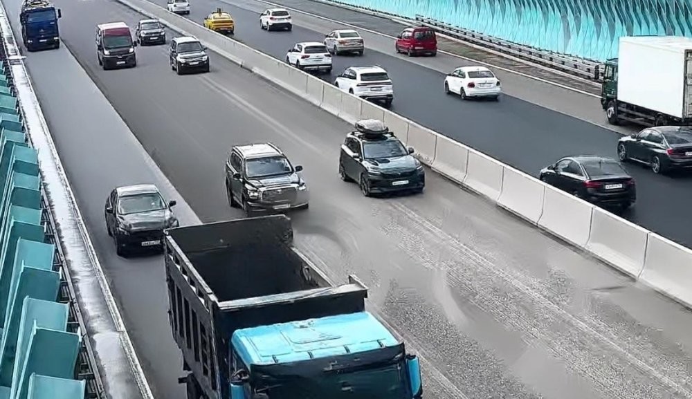 Раздавило между двумя грузовиками