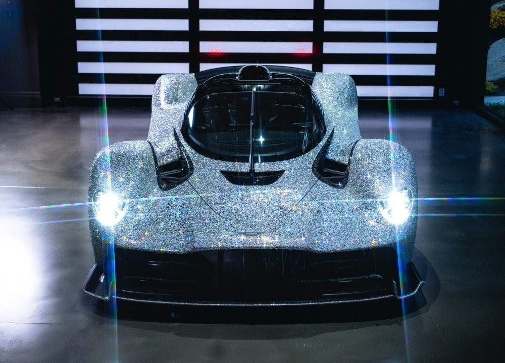 Aston Martin Valkyrie Spider обклеили стразами