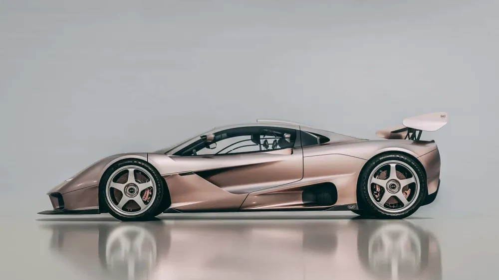 Создатель McLaren F1 представил два новых суперкара с V12
