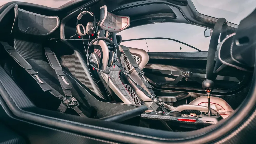 Создатель McLaren F1 представил два новых суперкара с V12