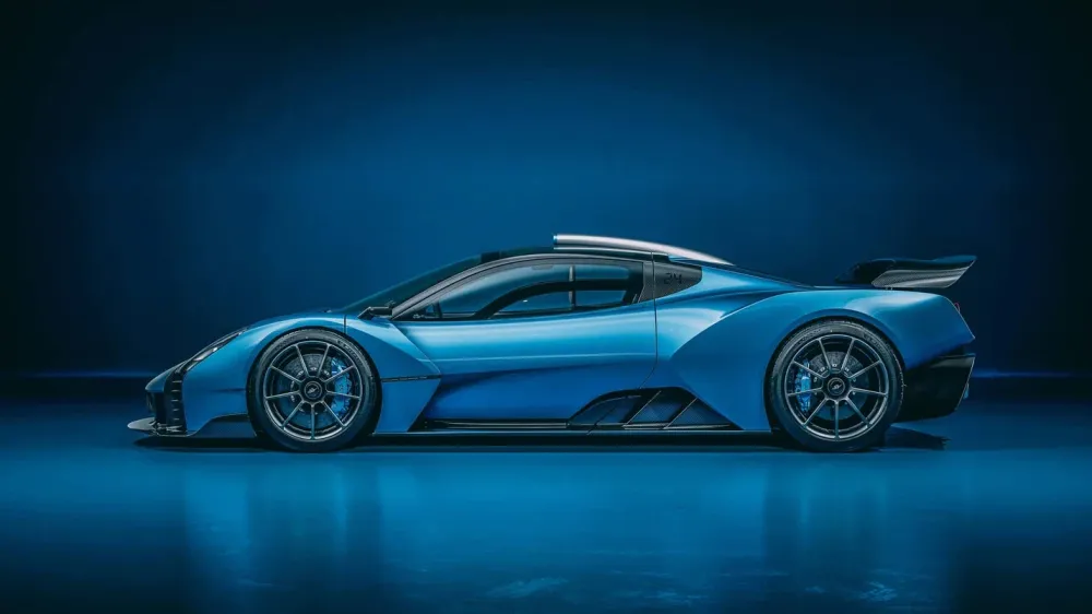 Создатель McLaren F1 представил два новых суперкара с V12