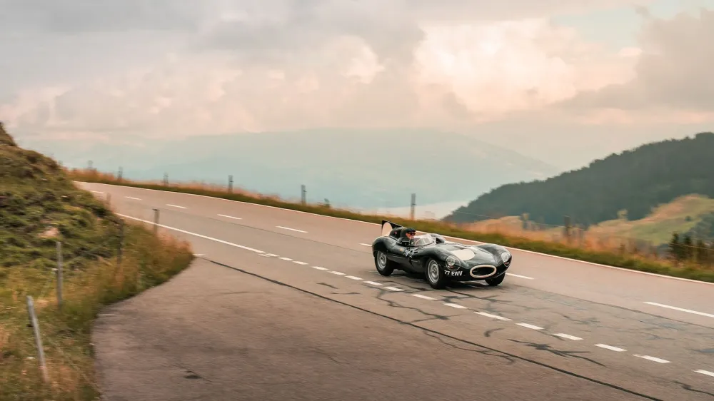 Гоночный Jaguar D-Type из 1950-х рассчитывают продать за 7,7 миллиона долларов