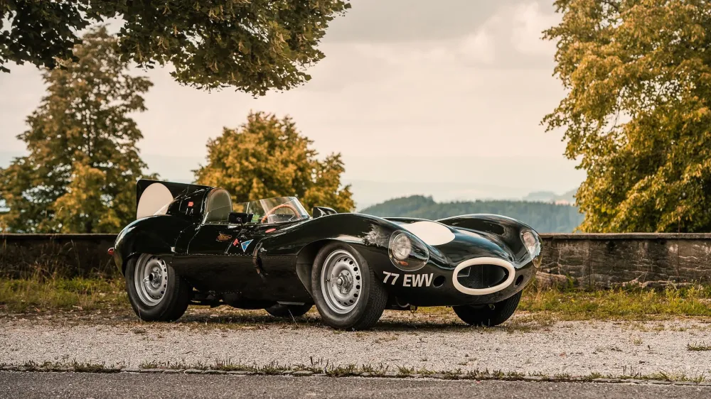 Гоночный Jaguar D-Type из 1950-х рассчитывают продать за 7,7 миллиона долларов