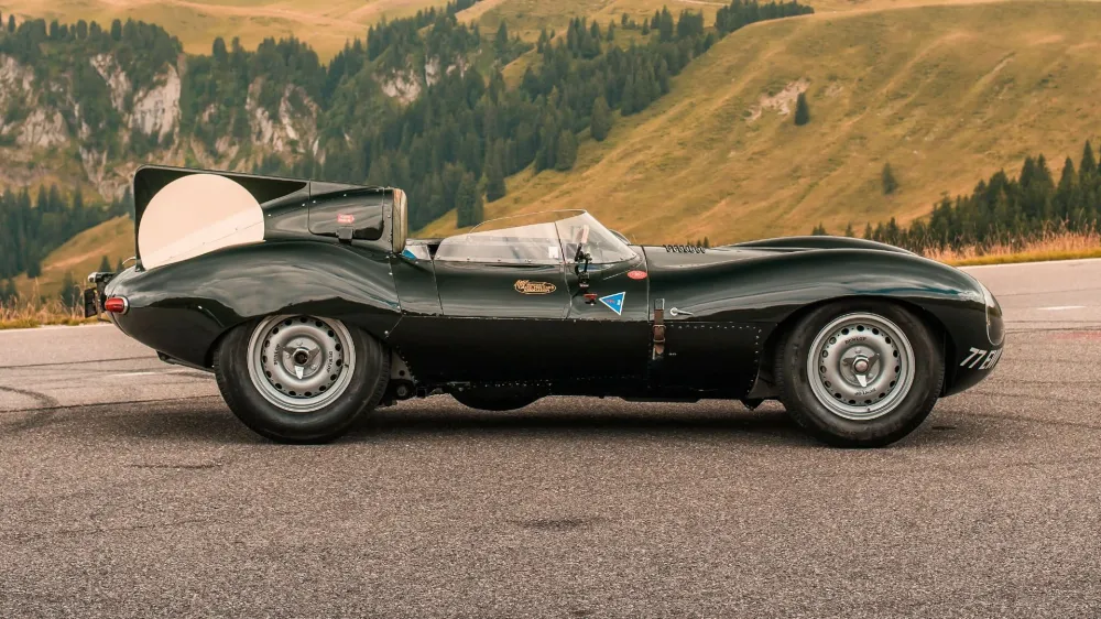 Гоночный Jaguar D-Type из 1950-х рассчитывают продать за 7,7 миллиона долларов