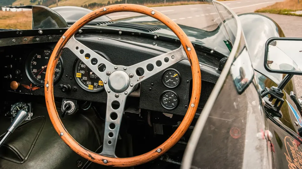 Гоночный Jaguar D-Type из 1950-х рассчитывают продать за 7,7 миллиона долларов