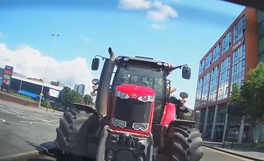 Гонщик на тракторе