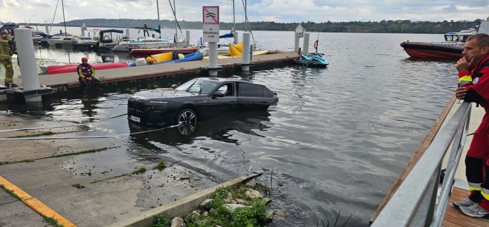 Водитель BMW решил поплавать