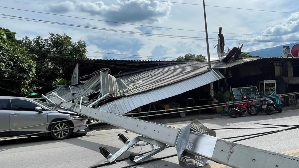 Сбил 1 столб, а упало 52, раздавив множество домов и машин
