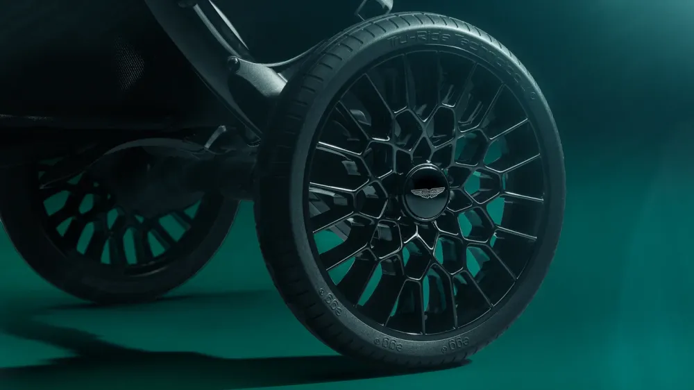 Представлен Aston Martin за 100 тысяч рублей - это детская коляска