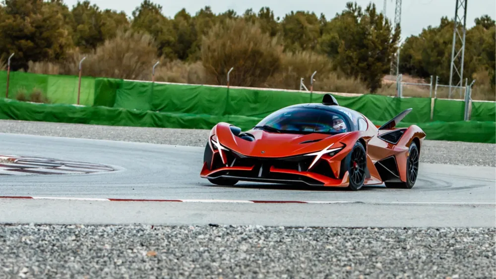 Представлен новый суперкар Apollo Evo с V12