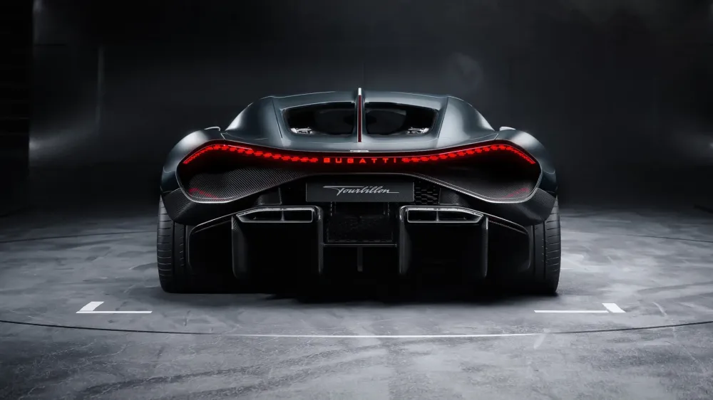 Глава Bugatti объяснил, почему не видит смысла в гибридах с турбомоторами
