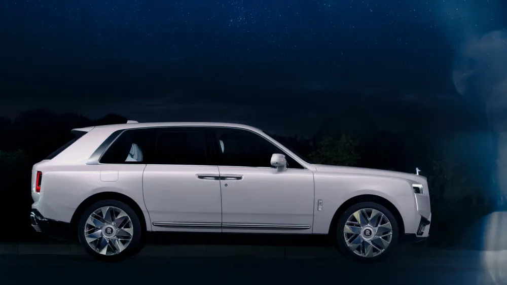 Rolls-Royce показал Cullinan с самым космическим потолком