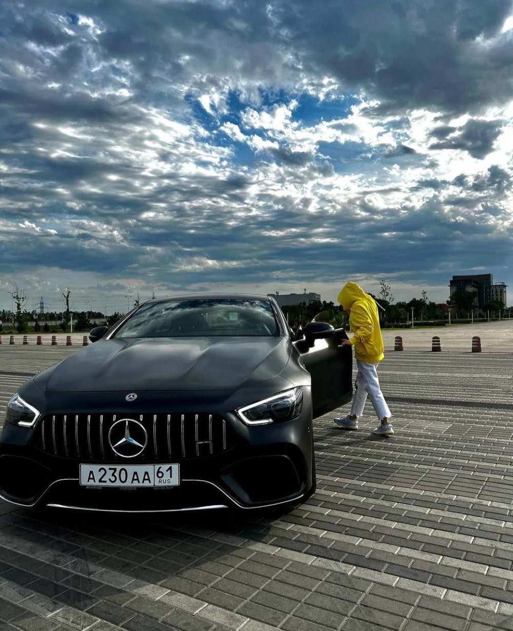 Предположительно дочь авторитета Цапка и сын прокурора на Мерседесе влетели в дом