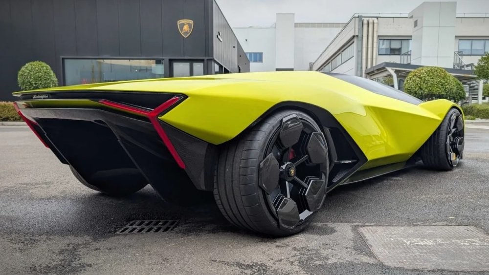 Lamborghini выпустит "Бэтмобиль". Компания показала концепт суперкара Manifesto