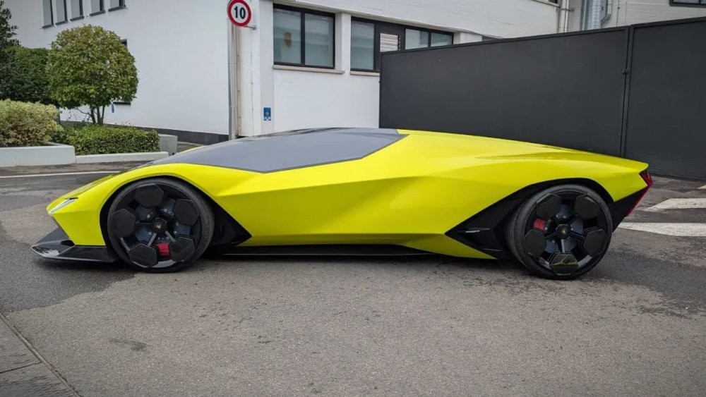 Lamborghini выпустит "Бэтмобиль". Компания показала концепт суперкара Manifesto