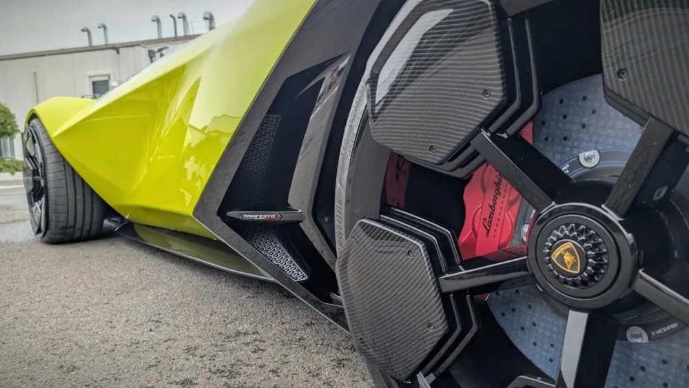 Lamborghini выпустит "Бэтмобиль". Компания показала концепт суперкара Manifesto
