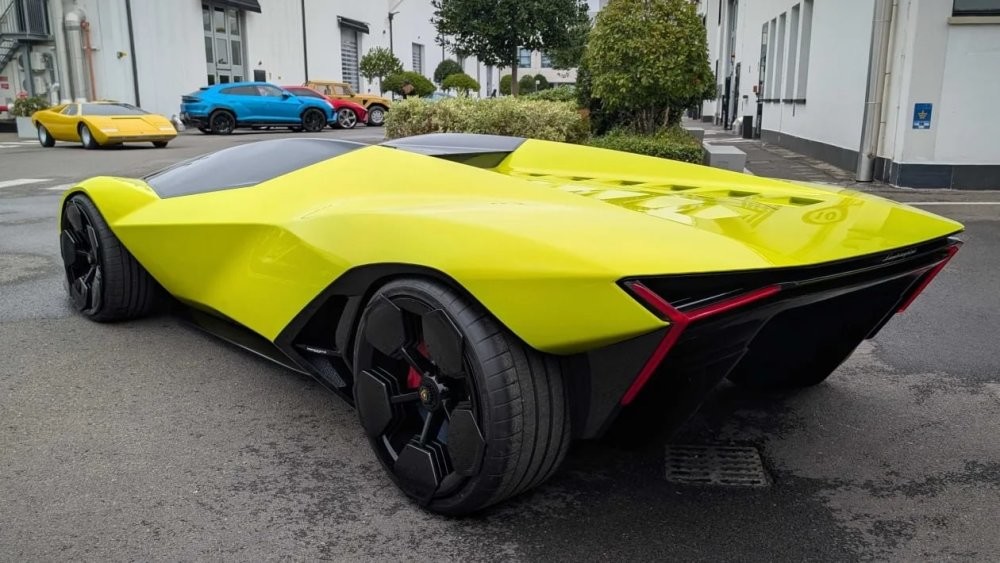 Lamborghini выпустит "Бэтмобиль". Компания показала концепт суперкара Manifesto