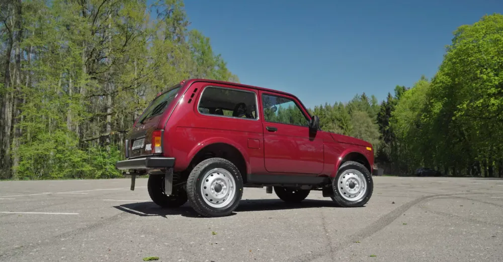 Чехия официально возобновила продажи LADA Niva Цена российского внедорожника ≈ 1,7 млн рублей.