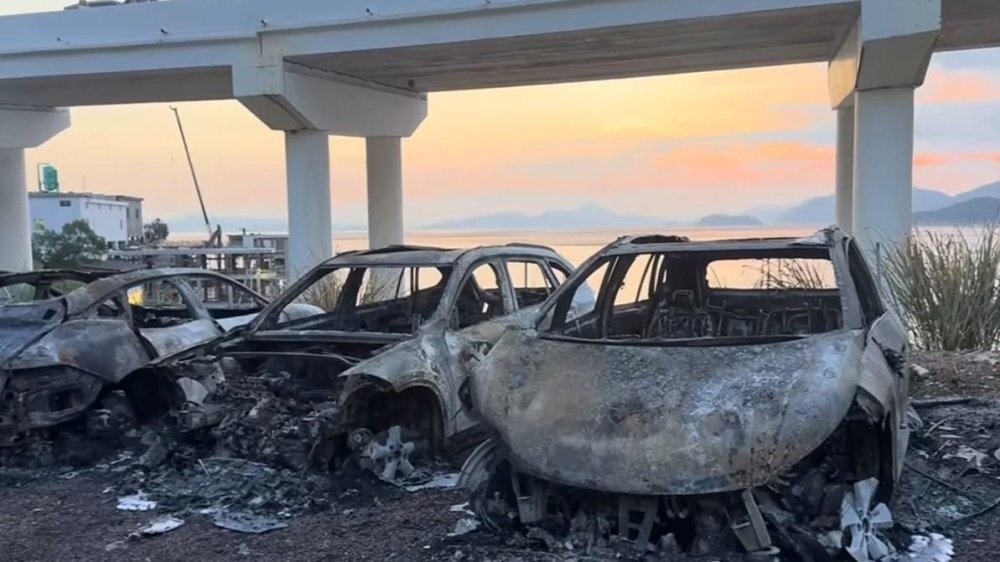 Практически новый электрокар Avatr 06 выгорел дотла, прихватив с собой другие автомобили