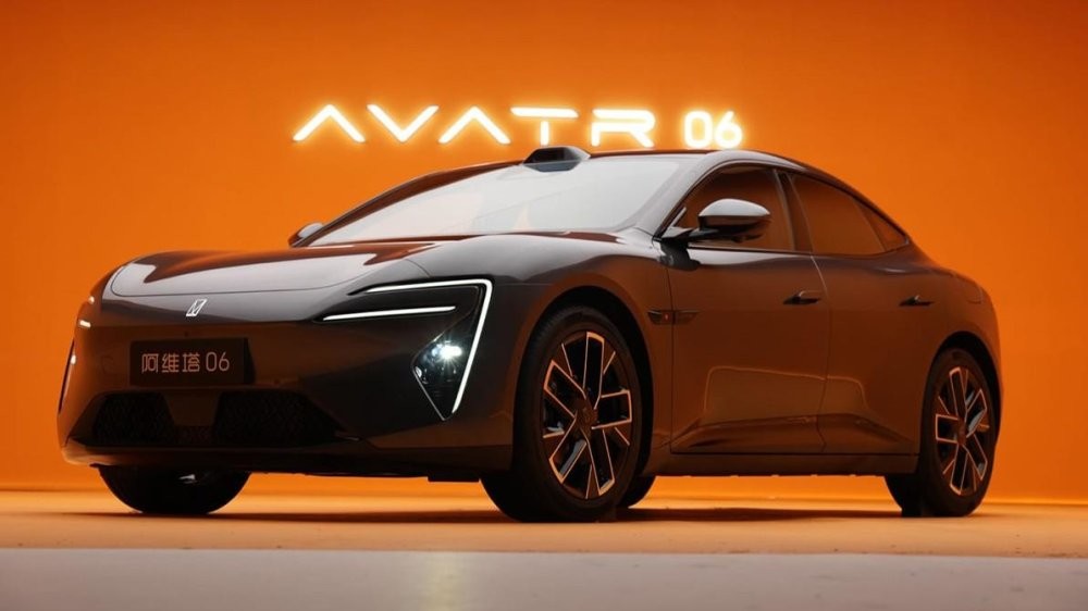 Практически новый электрокар Avatr 06 выгорел дотла, прихватив с собой другие автомобили