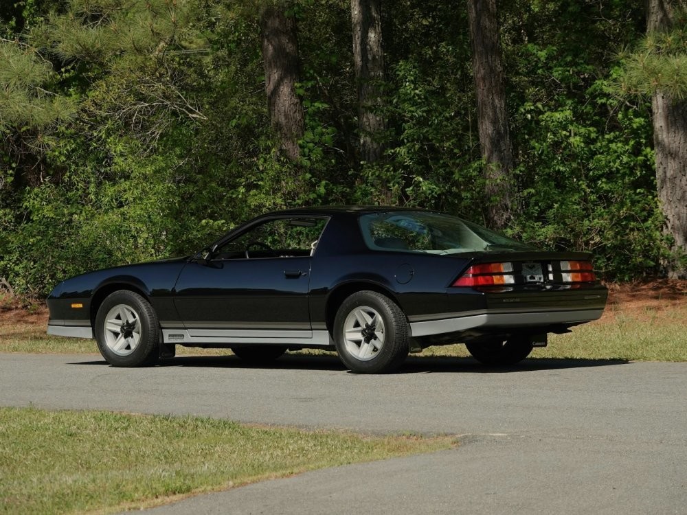Практически новый Chevrolet Camaro 1984 года продали по цене Lada Vesta