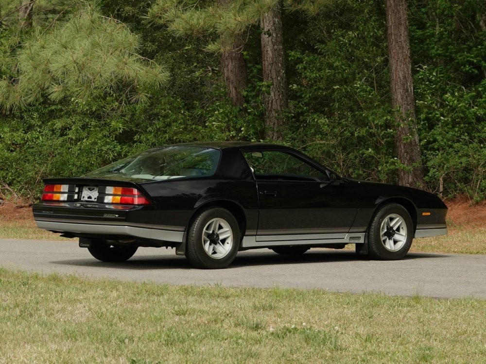 Практически новый Chevrolet Camaro 1984 года продали по цене Lada Vesta