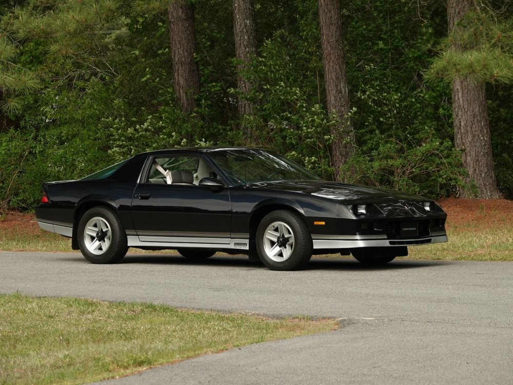 Практически новый Chevrolet Camaro 1984 года продали по цене Lada Vesta