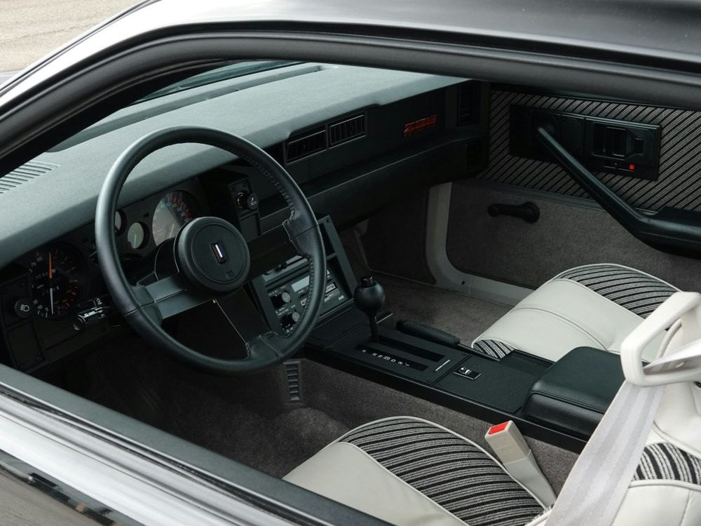 Практически новый Chevrolet Camaro 1984 года продали по цене Lada Vesta