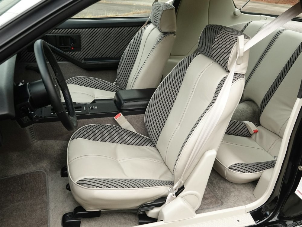 Практически новый Chevrolet Camaro 1984 года продали по цене Lada Vesta