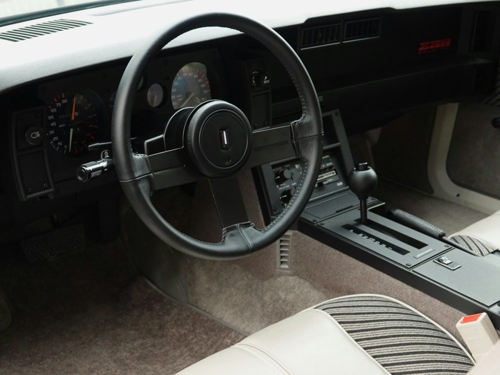 Практически новый Chevrolet Camaro 1984 года продали по цене Lada Vesta